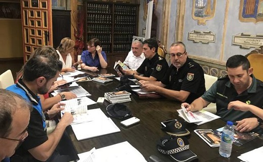 Celebración de la Junta Local de Seguridad, presidida por la alcaldesa y la subdelegada del Gobierno. / P. G.
