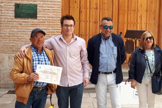 FOTOGRAFÍA MANIPULADA - Raúl González Marrón, ganador del concurso, junto al concejal de Festejos, Turismo y Ferias, José María Magro.