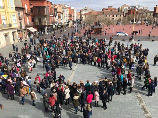 Lectura del manifiesto del 8 de marzo en la Plaza Mayor de Medina del Campo / Cadena Ser