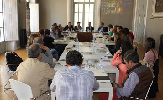 Mesa de trabajo con una veintena de representantes municipales de Castilla y León. / M. G. M