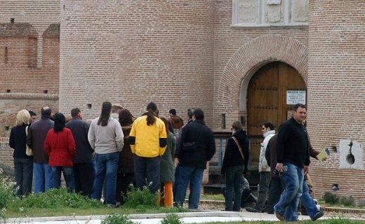 Turistas de visita al Castillo de la Mota. / F. J.