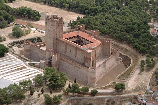 The castle of La Mota is the first artilleryman in Europe, and has been used as a prison for illustrious figures such as Hernando Pizarro and Cesar Borgia
