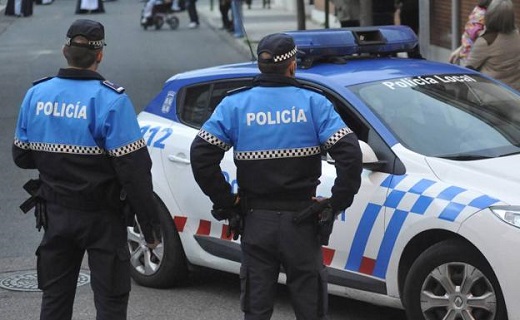 Dos agentes de la Policía Local, en las calles de Medina del Campo. / FRAN JIMÉNEZ