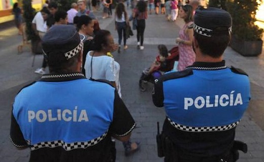 Dos agentes de la Policía Local de Valladolid. / EL NORTE