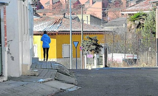 Estado de las aceras y la calzada de la calle. / F. J.