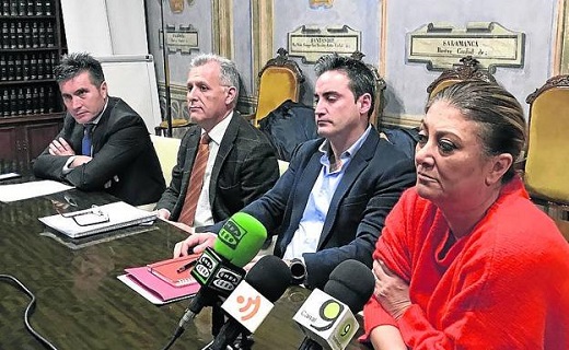 La alcaldesa y los promotores, tras la reunión mantenida ayer. / P. G.