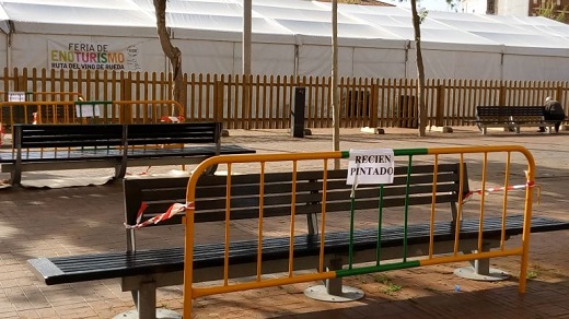 Labores de pintura que se realiza estos días en los bancos instalados en la Plaza Mayor / Cadena Ser