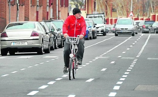 Un ciclista comparte carril con los coches ante una señalización confusa. / F. J.