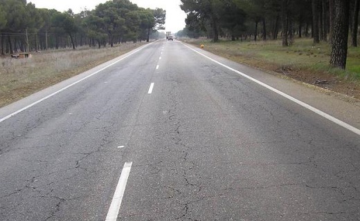 Detalle del firme agrietado de la carretera CL-602. / C. C.