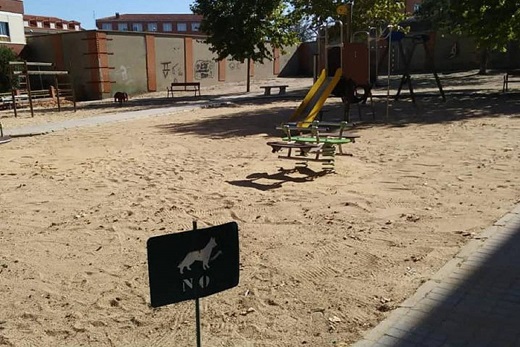 Los propietarios de perros han de extremar la vigilancia de sus mascotas en los parques infantiles / Cadena Ser