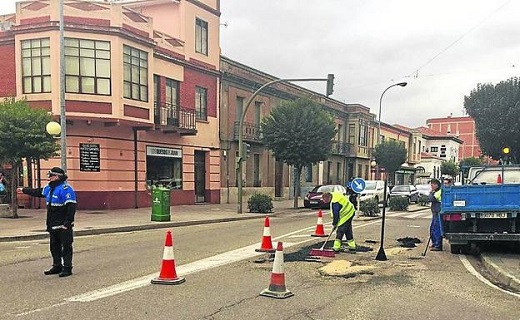 Un operario municipal repara los baches de una calle. / P. G.