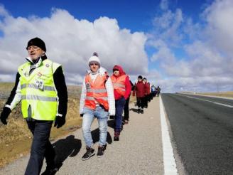 Juan José Morales (el primero de la columna) en el arcén de una carretera, durante la marcha. levante-emv