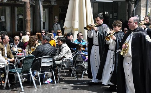 Terrazas llenas en establecimientos de Medina del Campo durante la Semana Santa. / FRAN JIMÉNEZ