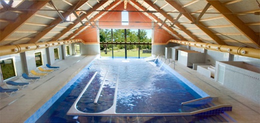 Balneario Las Salinas. El atractivo principal está en disfrutar de su circuito termal de unos 90 minutos aproximadamente valorado en 36 euros por persona. Incluye diversas duchas, pediluvio de marcha, sauna finlandesa, baño de inmersión en frío, piscina termal, diversos hidromasajes, jacuzzi, volcanes de burbujas y un largo -y relajante- etcétera. Balneario Las Salinas. El atractivo principal está en disfrutar de su circuito termal de unos 90 minutos aproximadamente valorado en 36 euros por persona. Incluye diversas duchas, pediluvio de marcha, sauna finlandesa, baño de inmersión en frío, piscina termal, diversos hidromasajes, jacuzzi, volcanes de burbujas y un largo -y relajante- etcétera.