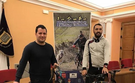 El concejal de Deportes, Jorge Barragán (izquierda), y el presidente del club de mushing Arroyo, Roberto Castro / P. G.