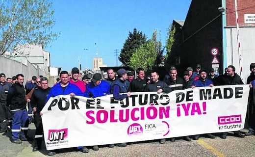 Concentración de los trabajadores de Made ante las puertas de la fábrica medinense. / P.G.