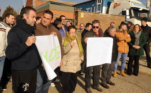 Los empleados de la empresa Made, cuyo futuro es aún incierto, durante el paro de una hora que realizaron a la puerta de la fábrica el pasado mes de febrero. / FRAN JIMÉNEZ