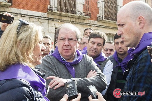 Pilar del Olmo, junto a Juan Vicente Herrera y Carlos Fernández Carriedo hablando con los trabajadores de Made.