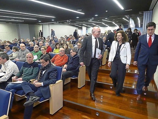 Jesús Julio Carnero dialoga con María José Monzón y Jesús Mozo ayer, en el salón de actos de la FRMP. - EL MUNDO