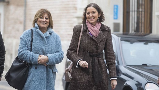 La alcaldesa de Medina del Campo, Teresa López, y la ministra de Industria, Reyes Maroto, pasean por Medina del Campo. / DOS SANTOS-ICAL