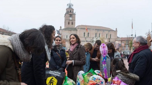 La ministra de Industria, Comercio y Turismo, Reyes Maroto, visita Medina del Campo (Valladolid) y recorre el mercado navideño y la zona de juegos infantiles de la localidad / Dos Santos
