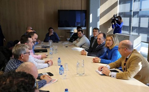 Pilar del Olmo y el administrador único de la empresa Imedexsa, Gregorio Peña, durante la reunión con el comitéde empresa. / R. CACHO-ICAL