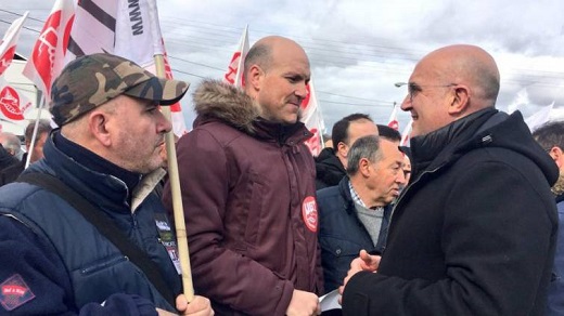 El presidente de la Diputación de Valladolid dialoga con algunos de los trabajadores / Diputación de Valladolid