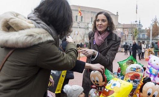 La ministra visita el mercado navideño de Medina. / DOS SANTOS-ICAL