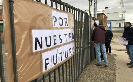 Trabajadores de la fabrica Isowat Made colocan pancartas en Medina del Campo. / P. G.