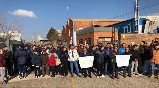 Los trabajadores de Made concentrados ante la fábrica (Foto: Jorge Barragán).