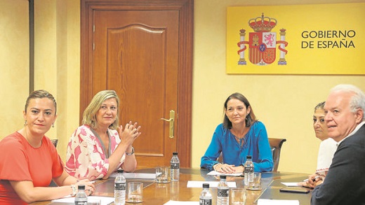 Virginia Barcones, Pilar del Olmo Reyes Maroto y Teresa López, durante la reunión celebrada en Valladolid - ICAL