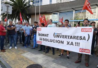 Delegados sindicales de CCOO y personal de Isowat Made, ayer, ante la Delegación de la Xunta en A Coruña. v. echave
