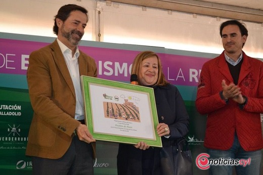 Reconocimiento como vinatero de honor a Javier Ramírez, director de Turismo de la Junta de Castilla y León cuyo premio fué entregado por Raquel Alonso concejala de Desarrollo Local de Medina estando presente en el acto Guzmán Gómez Alonso alcalde de la localidad de Nava del Rey.