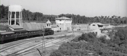 Un tren de viajeros llegando a la estación de Ordes Pontraga, una de las amplias del recorrido al disponer de cuatro vías, almacenes, y un bello edifcio central. - FOTO: Fundación Ferrocarriles Españoles