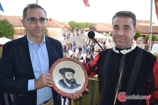 Carlos Belloso, izquierda, junto a Alberto Sanz en la recreación histórica de Valdestillas, donde fue Posadero Real.