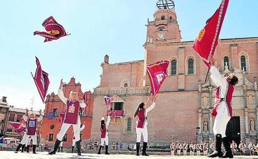 Desfile de abanderados en la Feria Renacentista del pasado año. / F. J.
