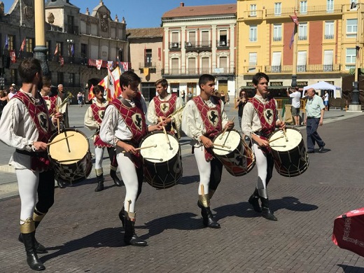 Los desfiles de abanderados animan cada día la Feria Imperiales y Comuneros / Cadena Ser