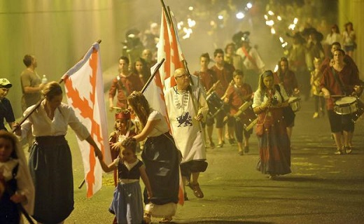 Desfile de antorchas durante la recreación de La Quema de Medina en una edición anterior. / FRAN JIMÉNEZ