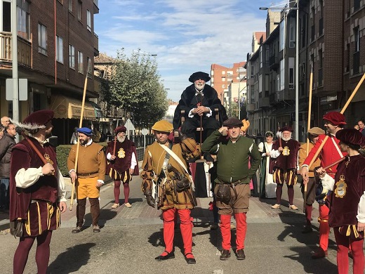 Participantes en la recreación histórica que ha tenido lugar este domingo en Medina del Campo. / P. G