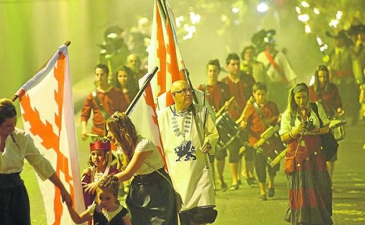 Desfile de antorchas durante la recreación de la quema de la villa en una edición anterior. / J. F.