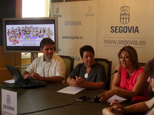 Fotografía de las alcaldesas de Segovia, Clara Luquero, y Medina del Campo, Teresa López, acompañadas de David Muriel (técnico de Desarrollo Local del ayuntamiento medinense).