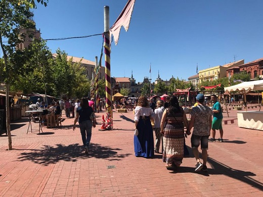 Los vecinos y visitantes siguen paseando por el mercado renacentista de la Plaza Mayor / Cadena Ser
