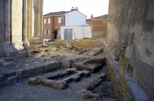 Necrópolis que rodea la cabecera de la Iglesia San Juan Bautista, Fresno el Viejo