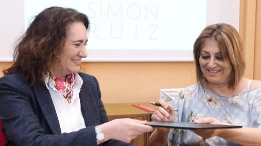 La consejera María Josefa García-Cirac y la alcaldesa Teresa López, durante la firma del convenio / R. Valtero/Ical

Leer más:  El antiguo Hospital Simón Ruiz será un espacio polivalente que impulsará a Medina del Campo  https://www.larazon.es/local/castilla-y-leon/el-antiguo-hospital-simon-ruiz-sera-un-espacio-polivalente-que-impulsara-a-medina-del-campo-AK18127557?sky=Sky-Abril-2018#Ttt1QavEJoy20asY
La consejera María Josefa García-Cirac y la alcaldesa Teresa López, durante la firma del convenio / R. Valtero/Ica