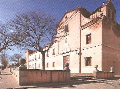 Hospital General de la Villa. conocido también como de Simón Ruiz, en honor al próspero mercader que lo hizo levantar entre 1593 y 1619. Las dependencias y estancias hospitalarios se disponían en torno a un amplio claustro, la iglesia-capilla quedaba en la parte este, mientras que la parte posterior se destinó a cementerio con un pequeño oratorio (Foto: Alfonso Asperilla)