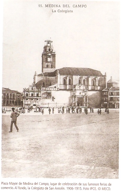 Plaza Mayor de Medina del Campo, lugar de celebración de sus famosas ferias de comercio. Al fondo, la Colegiata de San Antolín. 1906-1915. Foto: IPCE. (c) MECD.