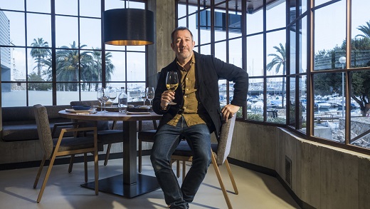 El emprendedor, 52 años, en su restaurante La Rosa del Mar, en Palma de Mallorca. Luis de las Alas