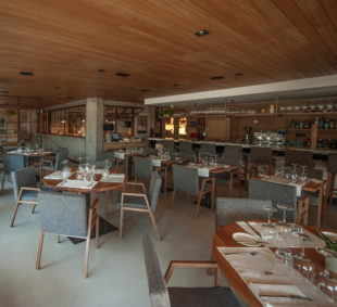 Interior del Restaurante La Rosa del Mar. Luis de las Alas