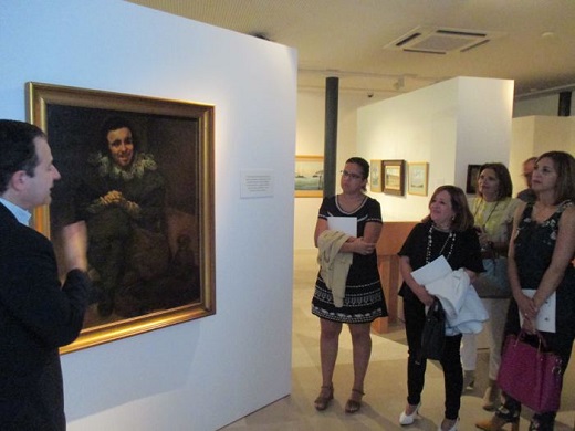 El director del Museo, Antonio Sánchez del Barrio, explica la Pieza Destacada ante la atenta mirada de las concejalas María Losada y Raquel Alonso, además de la diputada de Cultura Inmaculada Toledano.