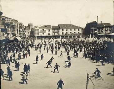 Fotografía obtenida desde la balconada del Ayuntamiento por un fotógrafo anónimo hacia 1910